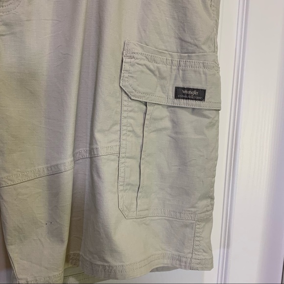 Wrangler Relaxed Fit Cargo Shorts Size 44 - Picture 4 of 8